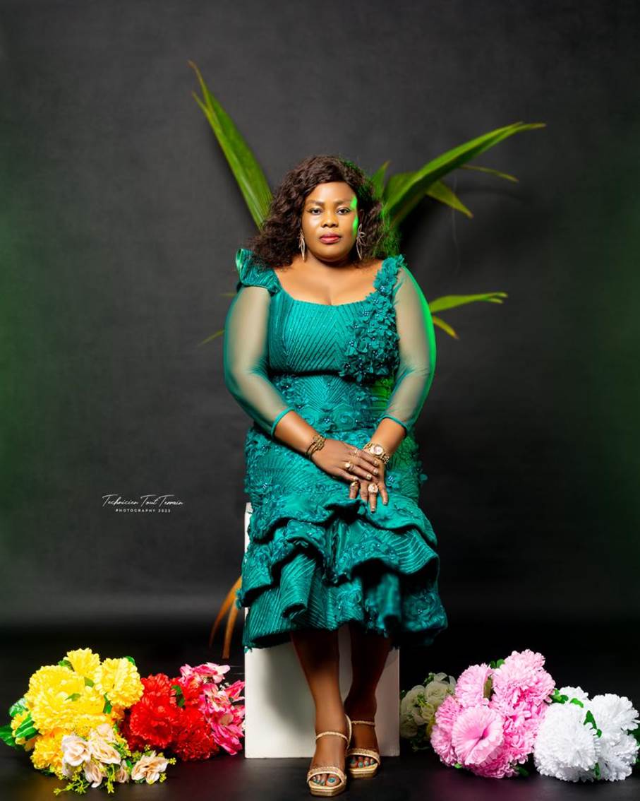 Une image contenant robe, Art floral, Fleurs coupes, fleur

Description gnre automatiquement